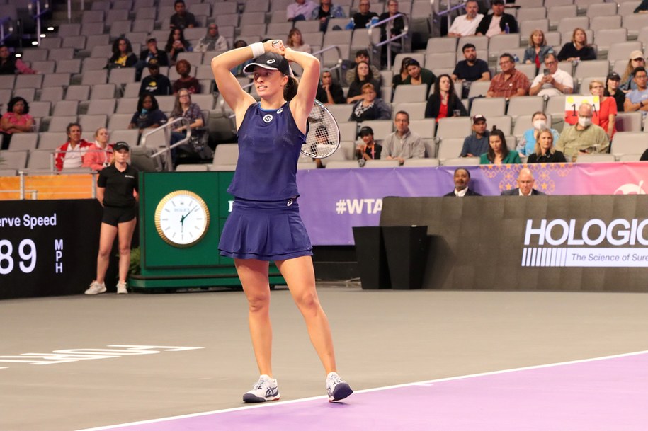 Iga Świątek podczas meczu grupy Tracy Austin turnieju WTA Finals /Marcin Cholewiński /PAP