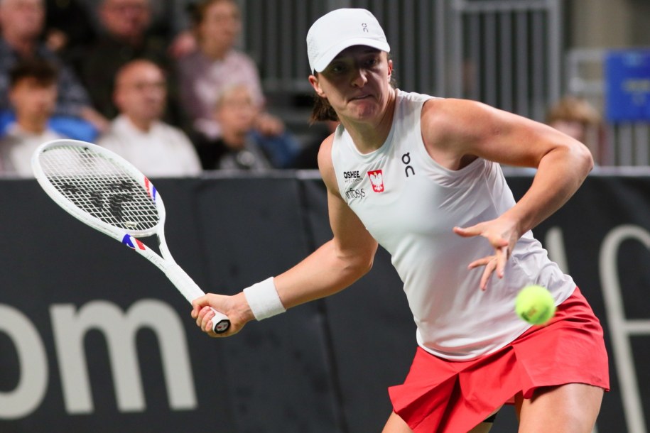 Iga Świątek podczas meczu tenisowego turnieju kwalifikacyjnego Billie Jean King Cup z Rumunką Gabrielą Lee w Gorzowie Wielkopolskim /PAP/Lech Muszyński /PAP