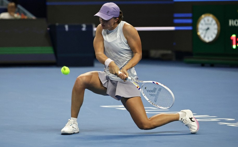 Iga Świątek podczas meczu z Emmą Navarro /ANDRES MARTINEZ CASARES /PAP/EPA