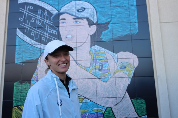 Iga Świątek podczas odsłonięcia muralu ze swoją podobizną na jednej ze ścian głównego stadionu, przed turniejem pokazowym w Indian Wells /Marcin Cholewiński /PAP