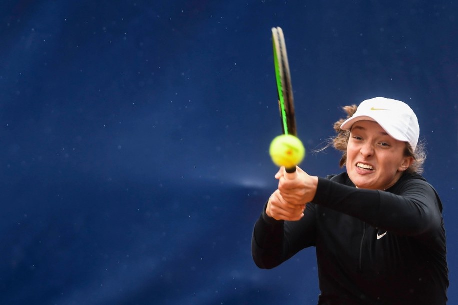 Iga Świątek podczas turnieju w Lugano, gdzie osiągnęła największy sukces w karierze, docierając po raz pierwszy do finału zawodów WTA /ALESSANDRO CRINARI /PAP/EPA