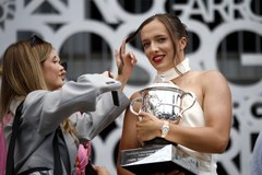 Iga Świątek pozuje z Pucharem Rolanda Garrosa