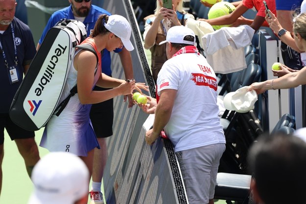 Iga Świątek rozdaje autografy po wygranym meczu III rundy turnieju tenisistek WTA 1000 w Cincinnati /Marcin Cholewiński /PAP