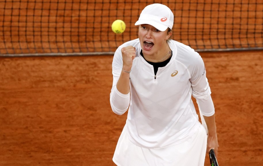 Iga Świątek tuż po zwycięstwie nad Simoną Halep w 1/8 finału French Open /IAN LANGSDON /PAP/EPA