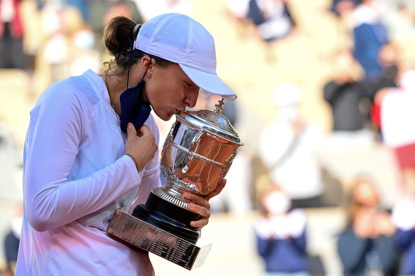 Iga Świątek w 2020 po wygraniu pierwszego turnieju wielkoszlemowego French Open. /AFP