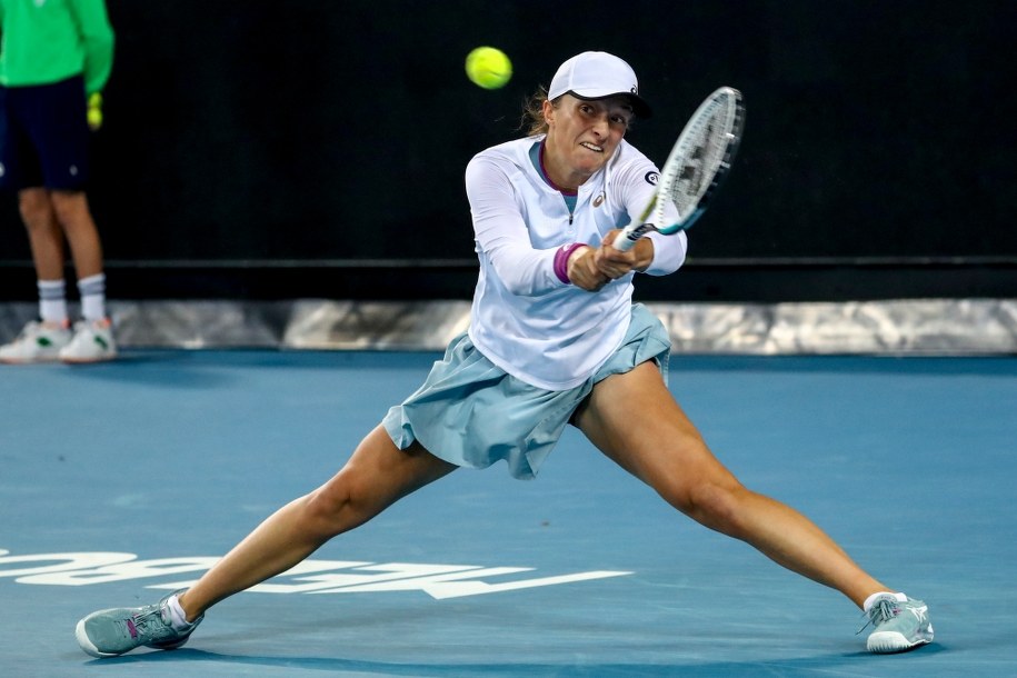Iga Świątek w singlowym pojedynku 3. rundy Australian Open z Francuzką Fioną Ferro /Jason O'Brien /PAP/EPA