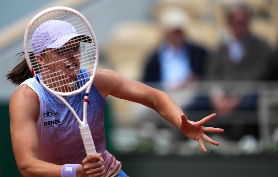 Iga Świątek w trakcie meczu z Rebeccą Sramkovą /DIMITAR DILKOFF/AFP /East News