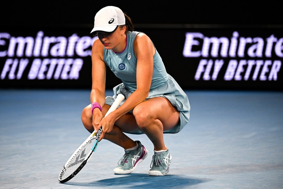 Iga Świątek w trakcie meczu z Simoną Halep w 1/8 finału Australian Open /DEAN LEWINS /PAP/EPA