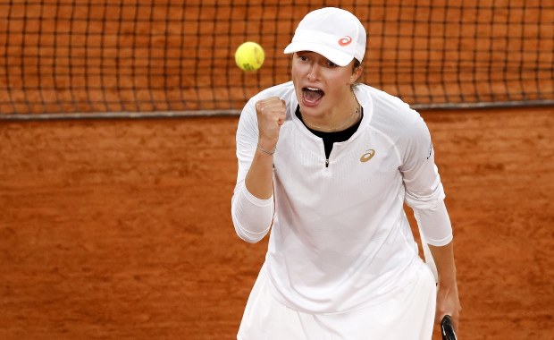 Iga Świątek walczy o półfinał French Open. "Na pewno jest szczęśliwa, ale chce więcej"
