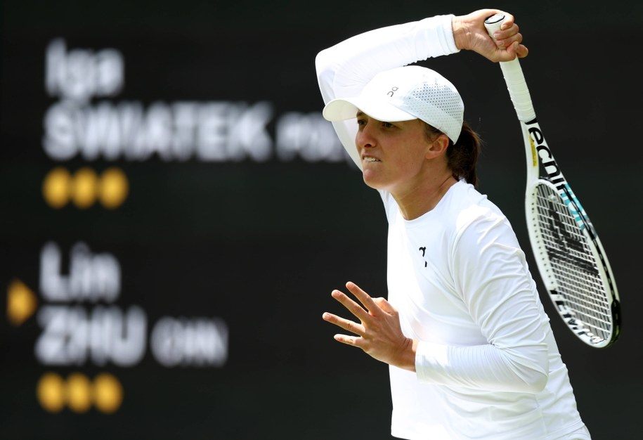 Iga Świątek wygrała pierwszy mecz w Wimbledonie pokonując Lin Zhu z Chin /Adam Vaughan /PAP/EPA