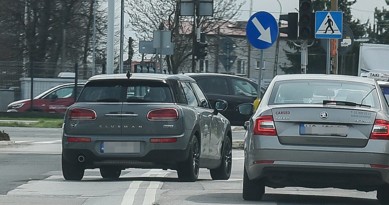 Iga Świątek wyprzedza na podwójnej ciągłej /pomponik exclusive