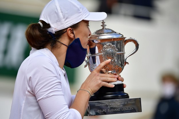 Iga Świątek z pucharem French Open /	JULIEN DE ROSA /PAP/EPA