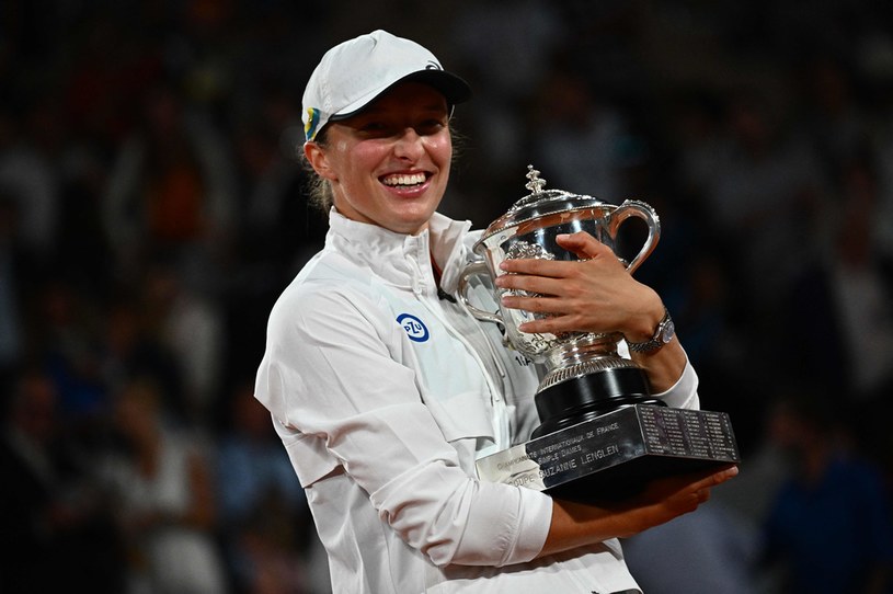 Iga Świątek z pucharem za triumf w Roland Garros /ANNE-CHRISTINE POUJOULAT / AFP /AFP