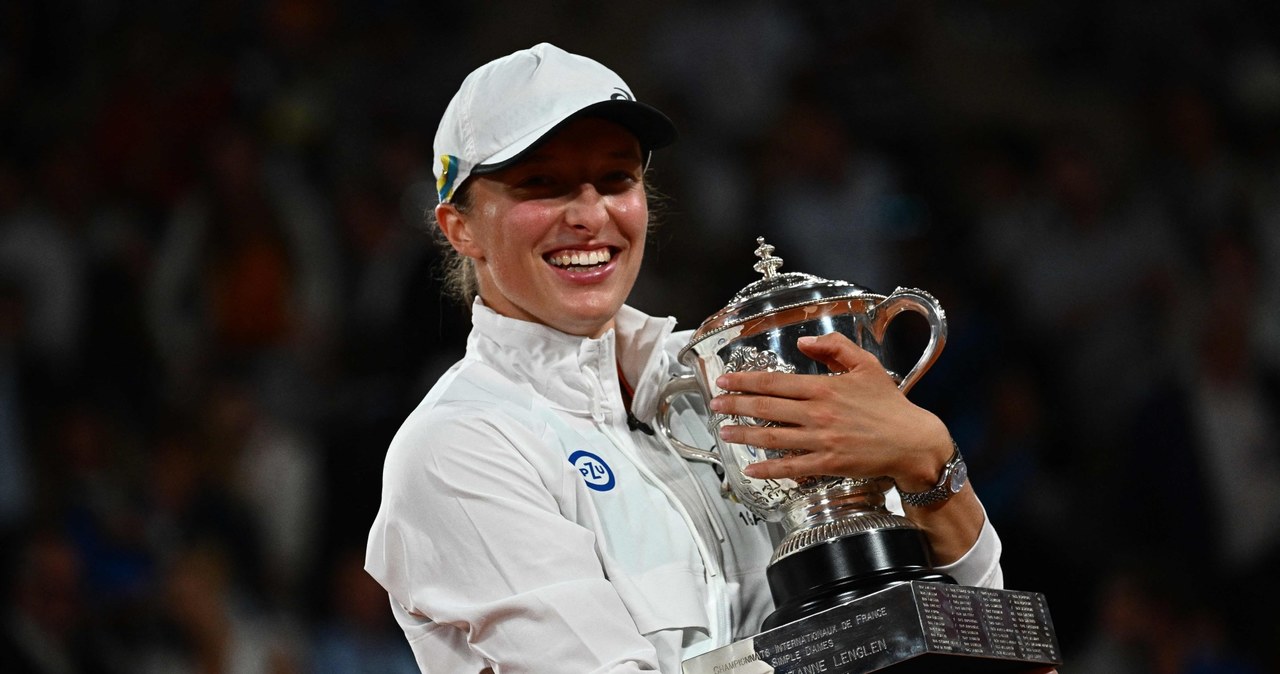 Iga Świątek z pucharem za triumf w Roland Garros /ANNE-CHRISTINE POUJOULAT / AFP /AFP