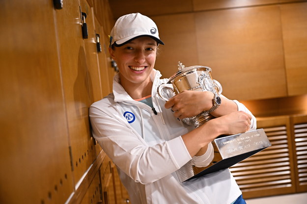 Iga Świątek z trofeum za triumf w turnieju Rolanda Garrosa /Corinne Dubreuil /PAP/EPA