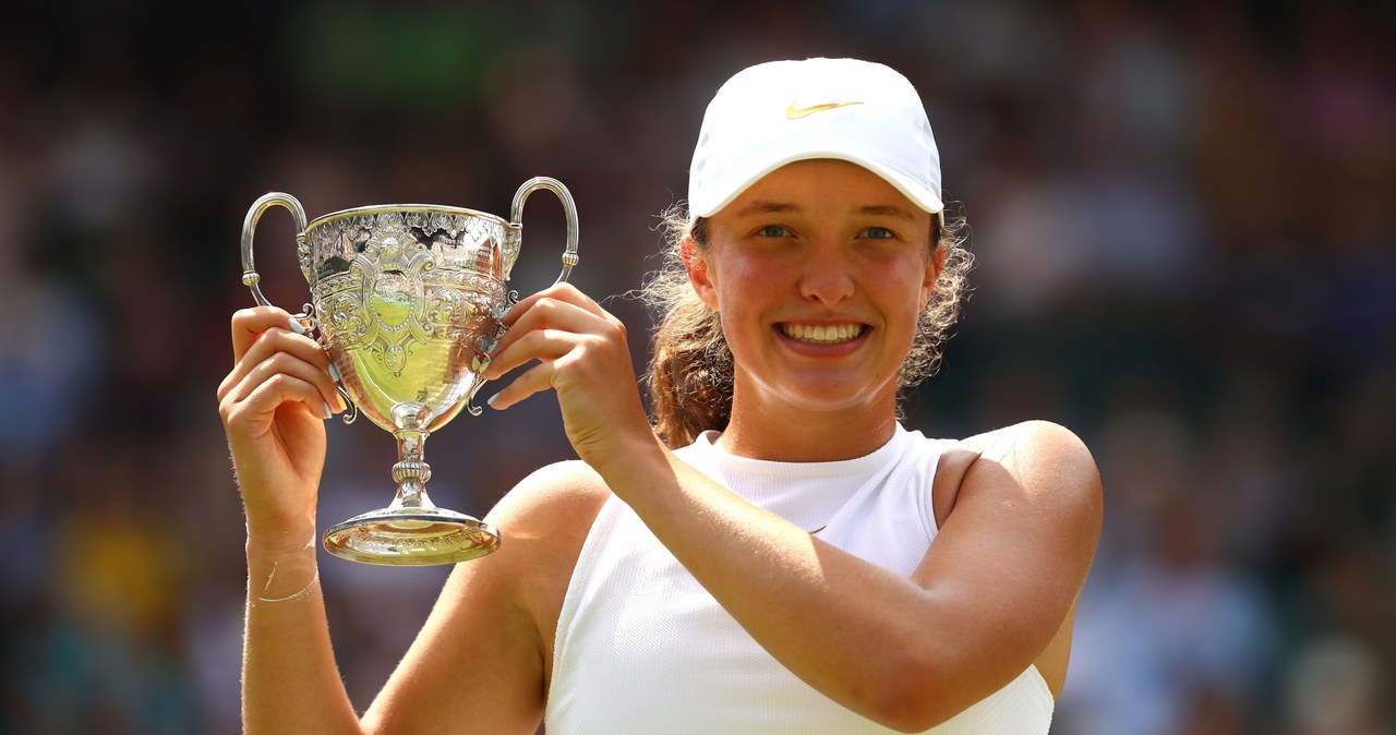 Iga Świątek z trofeum za zwycięstwo w juniorskim Wimbledonie /Matthew Stockman /Getty Images