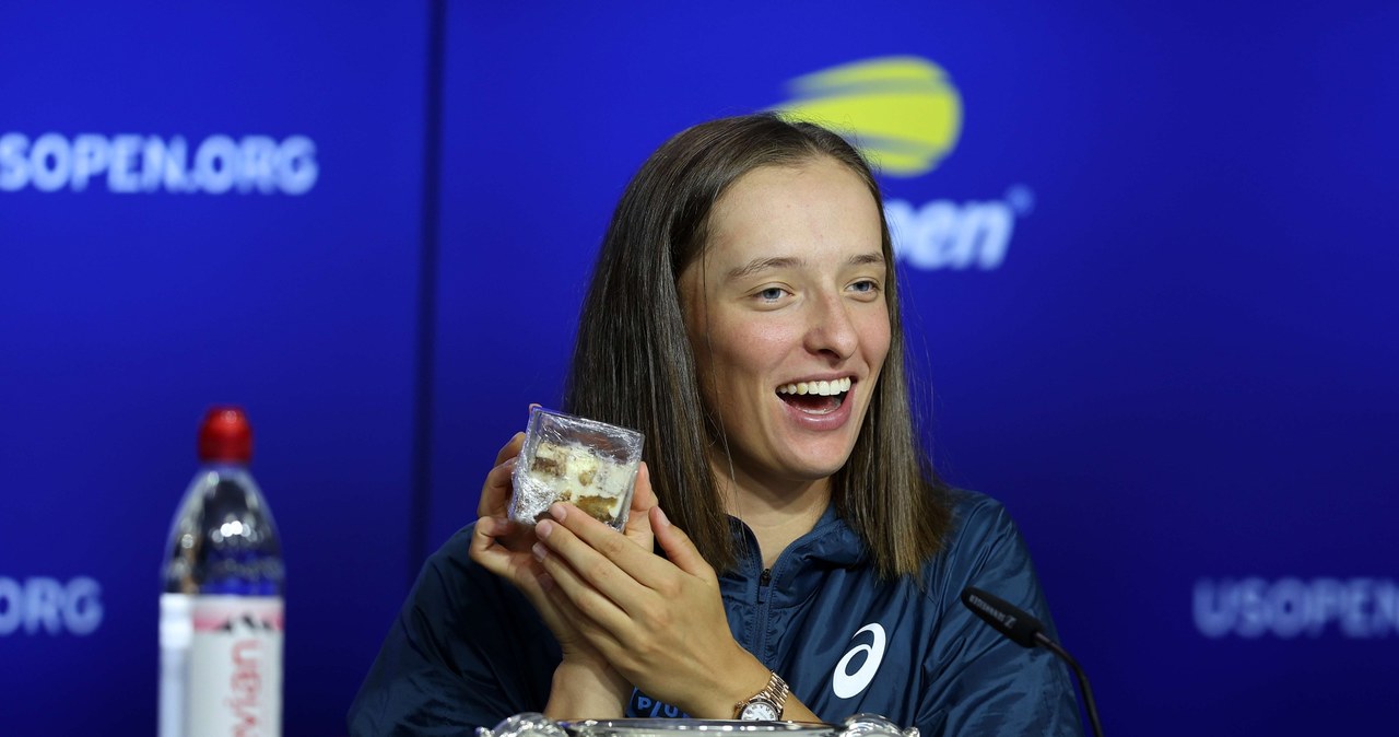 Iga Świątek znalazła w swoim trofeum... tiramisu /GETTY IMAGES NORTH AMERICA JULIAN FINNEY/JULES / JULES /AFP /AFP