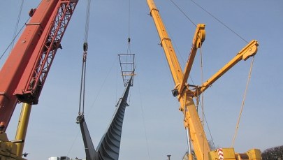 Iglica znów stoi przed wrocławską Halą Stulecia