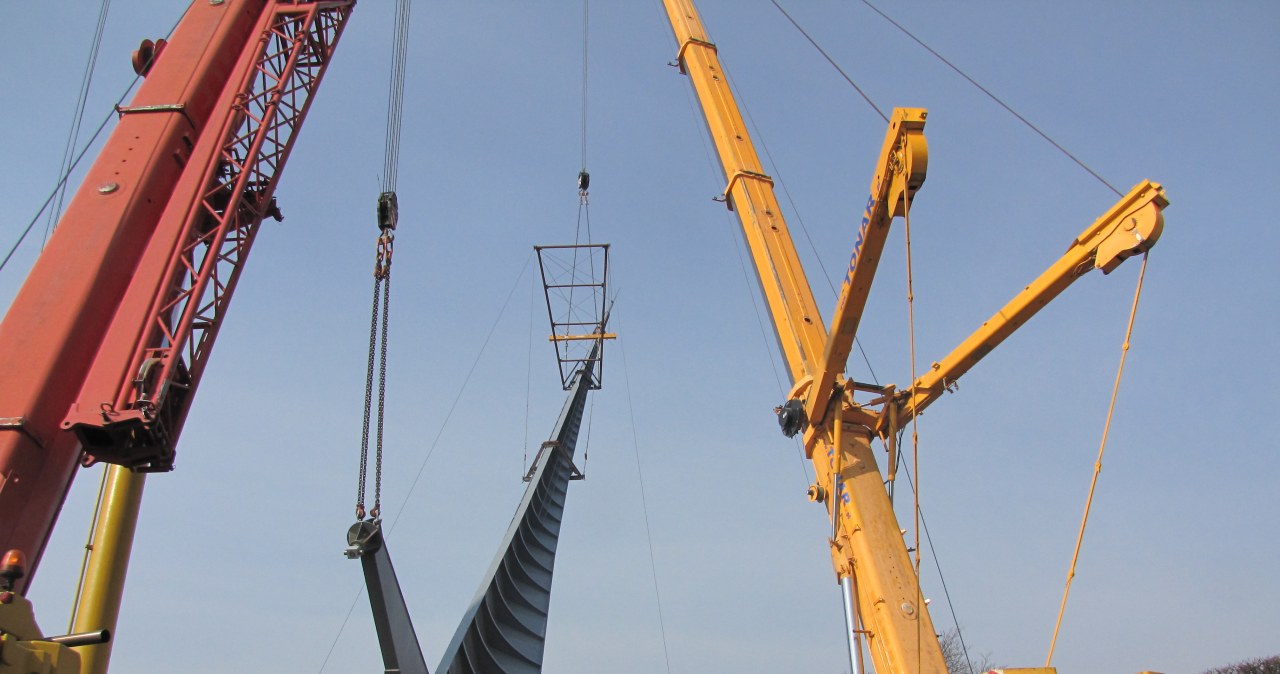 Iglica znów stoi przed wrocławską Halą Stulecia