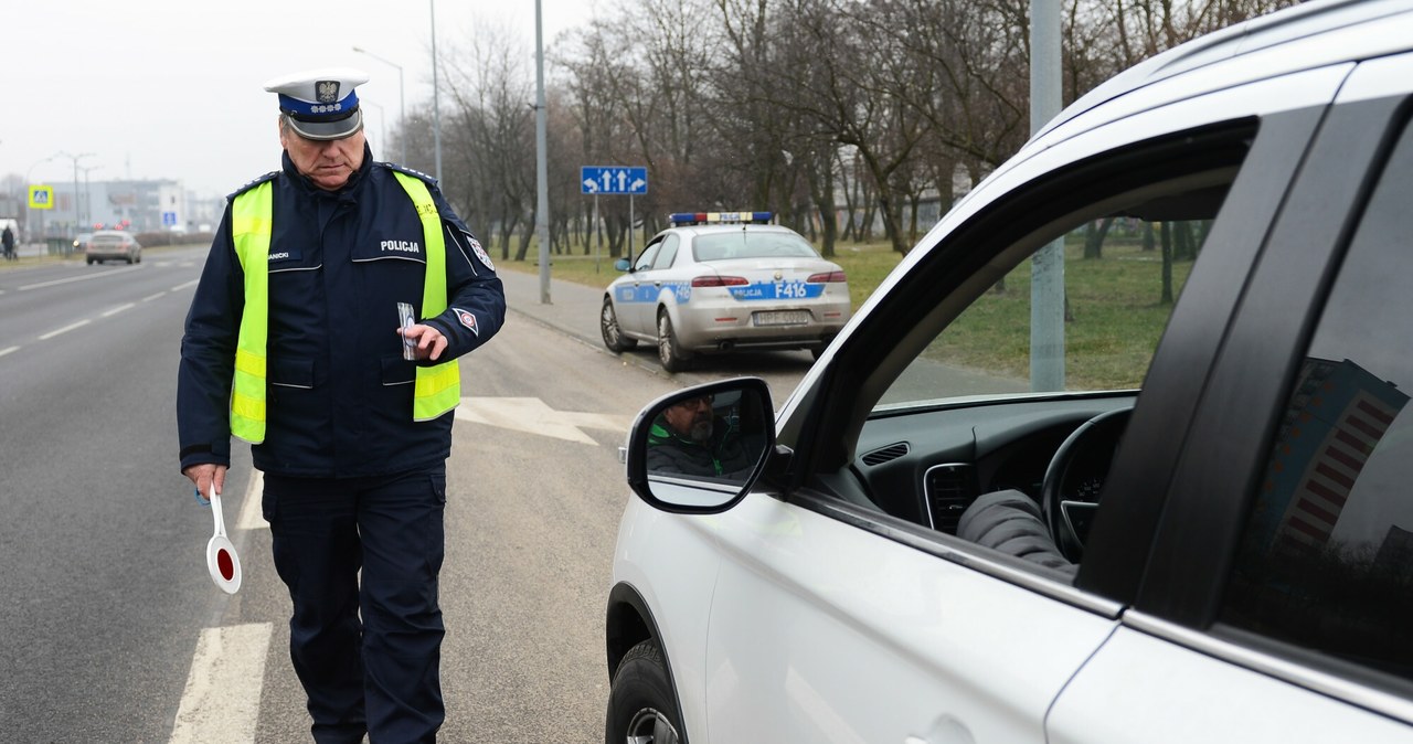 Ignorowanie polecenia funkcjonariuszy i niezatrzymanie się do kontroli mogą być kwalifikowane jako przestępstwo. /Adam STASKIEWICZ/East News /East News