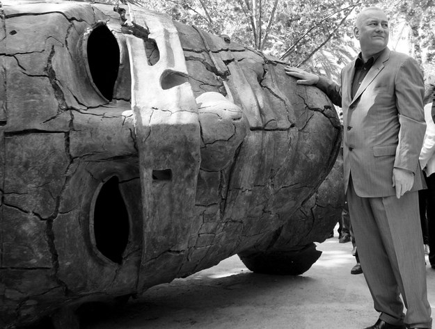Igor Mitoraj pozuje przy jednej ze swoich rzeźb zaprezentowanych w hiszpańskiej Walencji, kwiecień 2006 /JUAN CARLOS CARDENAS /PAP/EPA