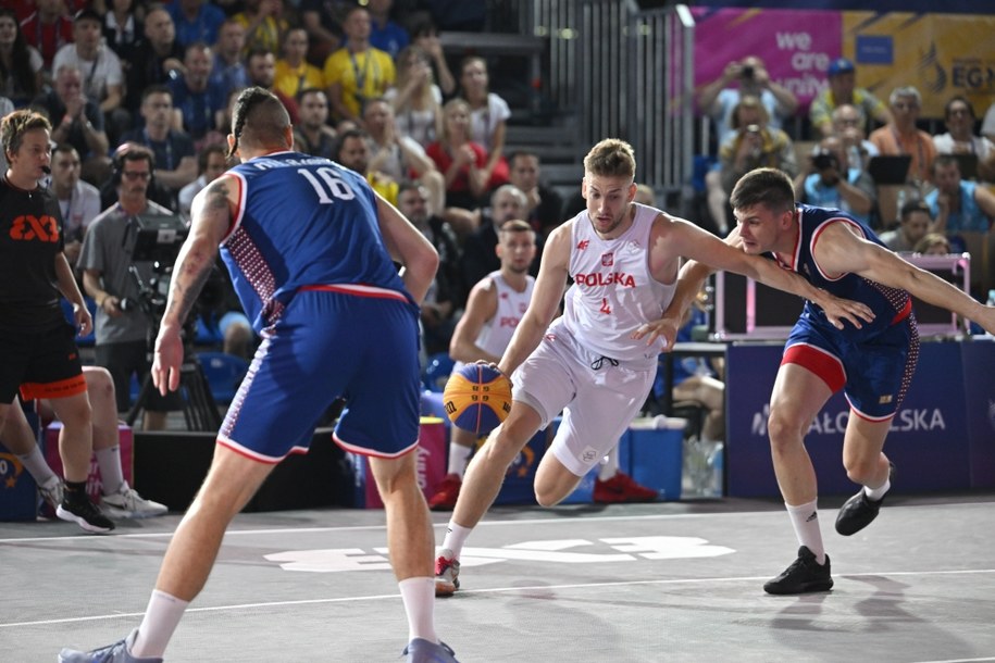 Igrzyska Europejskie Kraków-Małopolska 2023. Polak Mateusz Szlachetka (C) w meczu rundy wstępnej (Pula A) w koszykówce 3x3 z Serbią /Art Service /PAP