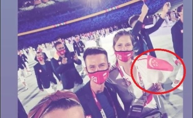 Igrzyska olimpijskie. Polka z flagą Singapuru podczas ceremonii otwarcia imprezy