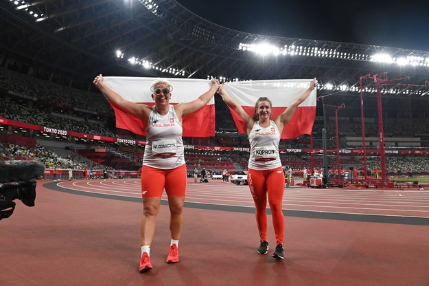 Igrzyska olimpijskie Tokio 2020. Anita Włodarczyk i Malwina Kopron cieszą się z medali / 	Leszek Szymański    /PAP