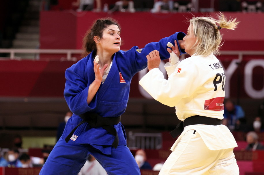 Igrzyska olimpijskie Tokio 2020: Julia Kowalczyk (w stroju niebieskim) w pojedynku 1/8 finału turnieju judo w kategorii 57 kg z mistrzynią Europy Telmą Monteiro z Portugalii / 	Leszek Szymański    /PAP