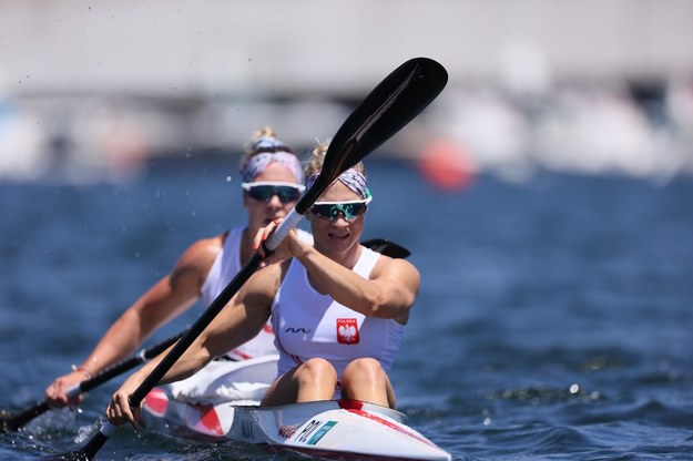 Igrzyska olimpijskie Tokio 2020. Karolina Naja i Anna Puławska w wyścigu finałowym K2 500 m w kajakarskich regatach, w którym wywalczyły srebrny medal / 	Leszek Szymański    /PAP