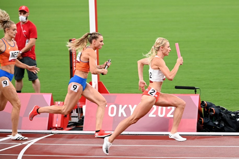 Igrzyska olimpijskie Tokio 2020. Małgorzata Hołub-Kowalik przed Holenderkami w strefie zmian podczas biegu eliminacyjnego sztafet mieszanych na dystansie na 4x400 metrów / 	Leszek Szymański    /PAP