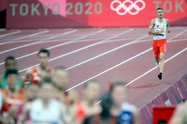 Igrzyska olimpijskie Tokio 2020. Michał Rozmys w półfinałowym biegu na dystansie 1500 metrów / 	Leszek Szymański    /PAP