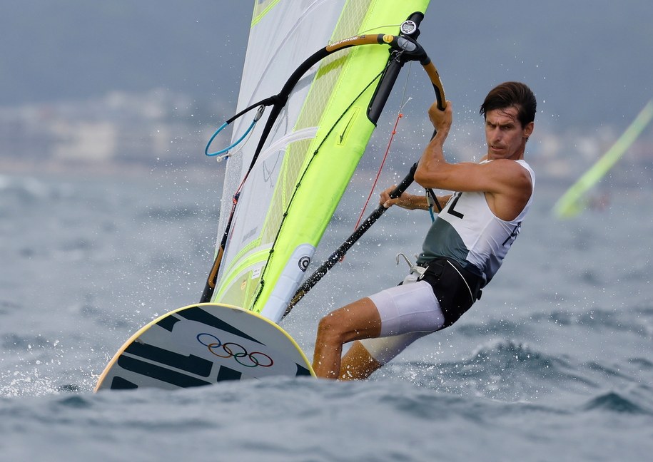 Igrzyska olimpijskie Tokio 2020. Piotr Myszka rywalizował w klasie RS:X /CJ GUNTHER /PAP/EPA