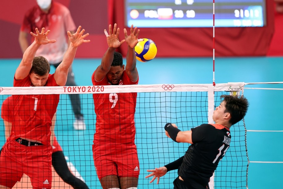 Igrzyska olimpijskie Tokio 2020. Polscy siatkarze Piotr Nowakowski i Wilfredo Leon oraz Yuji Nishida z Japonii w meczu 4. kolejki grupy A / 	Leszek Szymański    /PAP