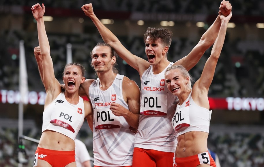 Igrzyska olimpijskie Tokio 2020. "Złota" polska sztafeta 4x400 m w składzie: Karol Zalewski, Natalia Kaczmarek, Justyna Święty-Ersetic i Kajetan Duszyński /DIEGO AZUBEL /PAP