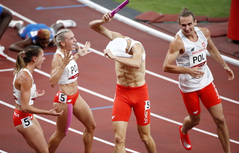 Igrzyska olimpijskie Tokio 2020. "Złota" polska sztafeta 4x400 m w składzie: Karol Zalewski, Natalia Kaczmarek, Justyna Święty-Ersetic i Kajetan Duszyński /TATYANA ZENKOVICH  /PAP/EPA
