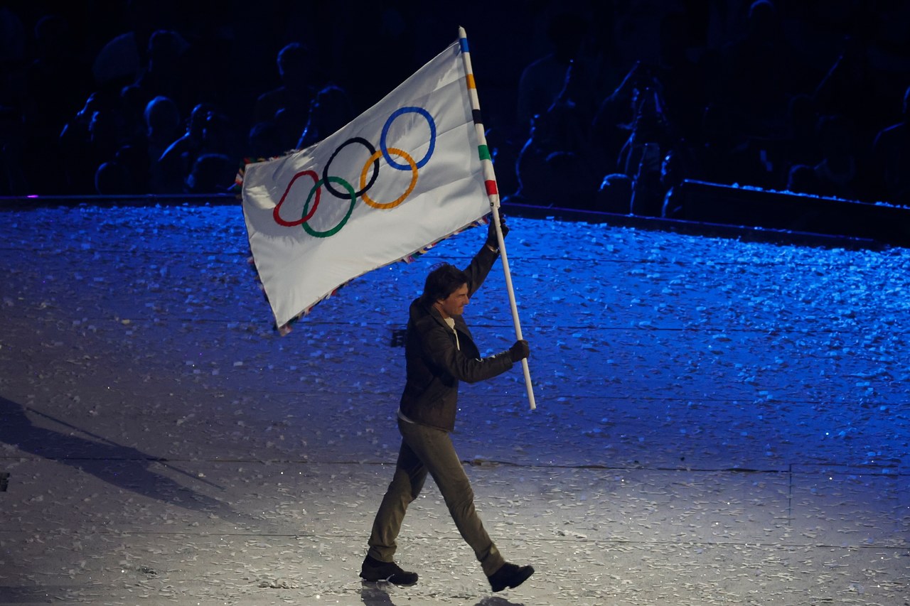 Igrzyska w Paryżu dobiegły końca. Tom Cruise zabrał do USA olimpijską flagę [ZAPIS RELACJI]