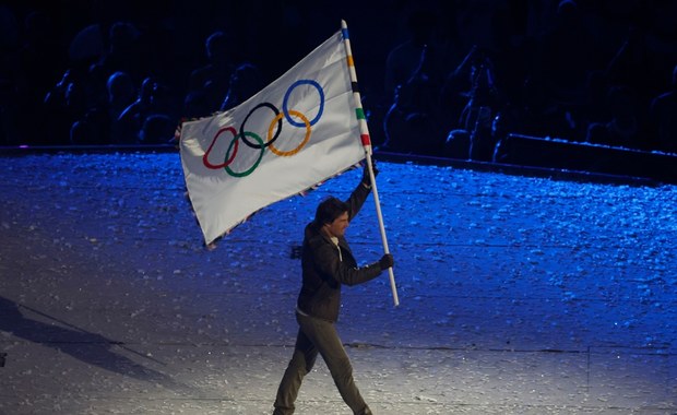 Igrzyska w Paryżu dobiegły końca. Tom Cruise zabrał do USA olimpijską flagę [ZAPIS RELACJI]