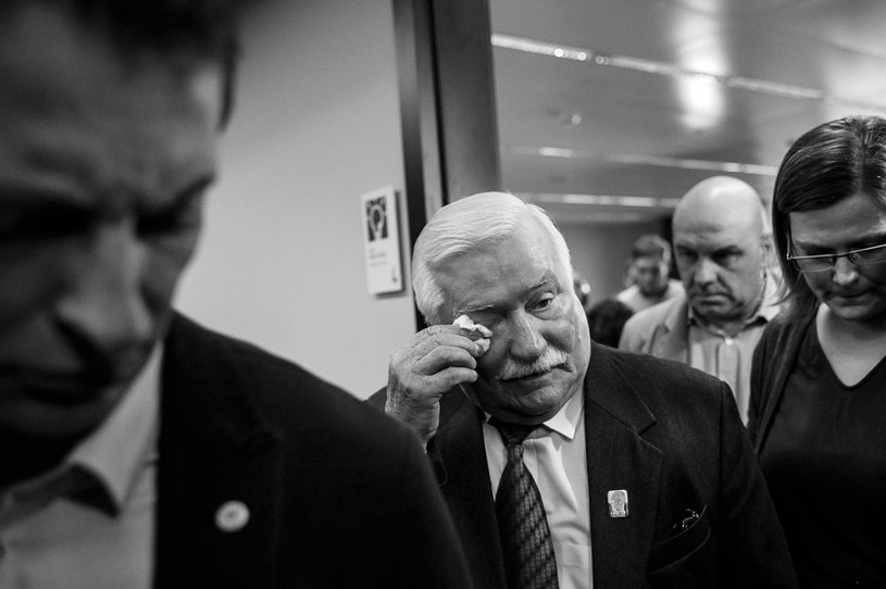 II miejsce/ Wydarzenia/ zdjęcie pojedyncze - Lech Wałęsa wychodzący z konferencji, podczas której odniósł się do zarzutów współpracy z SB. Gdańsk, 29 lutego 2016 r. /ŁUKASZ GŁOWALA, FREELANCER /