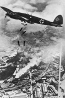 II wojna światowa, samoloty niemieckie bombardują Warszawę /Encyklopedia Internautica