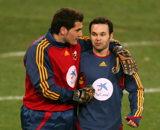 Iker Casillas i Andres Iniesta wcielili się w rolę łowców autografów i zszokowali kibiców /AFP