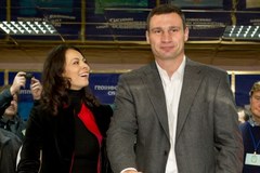 Ikona boksu głosuje w wyborach parlamentarnych na Ukrainie 