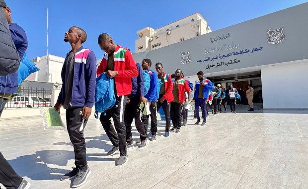 Ile Ameryka płaci za przyjęcie deportowanych migrantów? Senator ujawnia