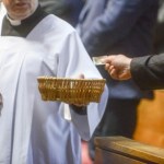 Ile dać na tacę podczas Bożego Narodzenia? Sprawdzamy dane z całej Polski