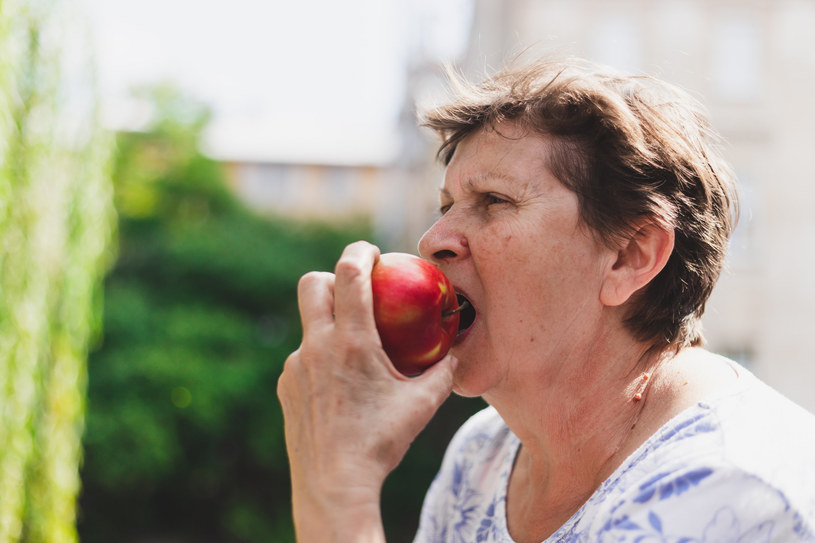 Ile kalorii ma jabłko? Czy osoby przebywające na diecie powinny jeść te owoce? /123RF/PICSEL