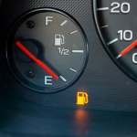 Ile kilometrów można przejechać na rezerwie? Nie ryzykuj, bo dostaniesz mandat