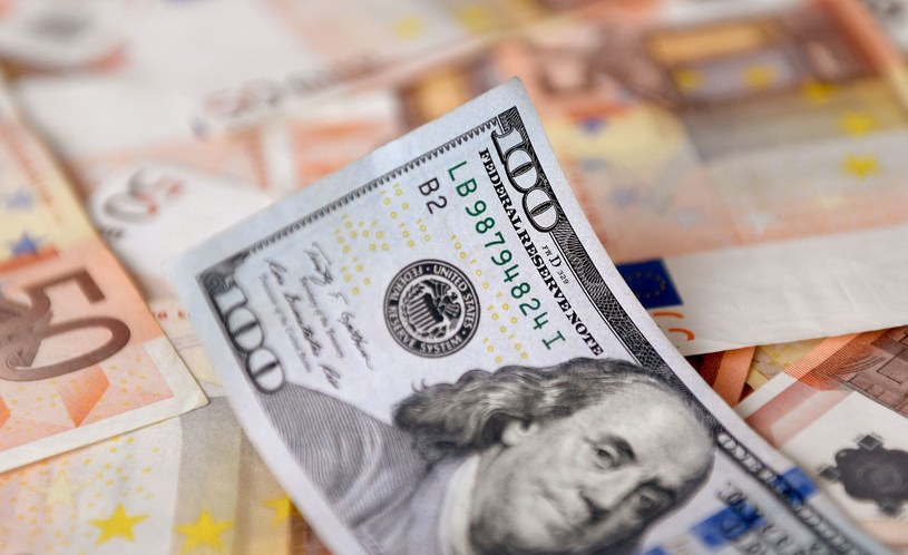 Ile kosztują dolar, frank, euro w piątek 26 maja? /DANIEL MUNOZ /AFP