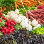 Ile kosztują owoce sezonowe? Aktualne ceny na targowiskach i w dyskontach