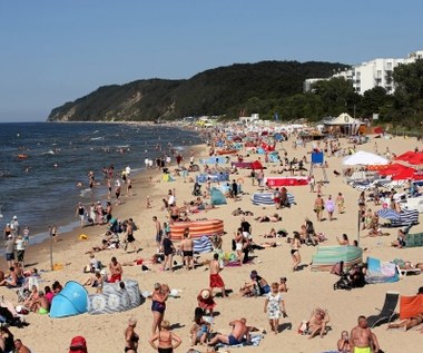 Ile kosztują wakacje nad polskim morzem, a ile nad Adriatykiem? Porównaliśmy ceny