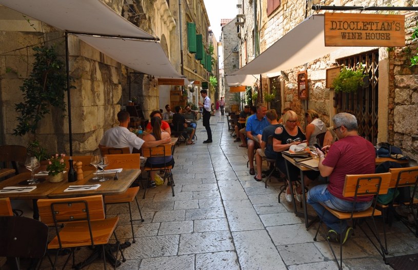 Ile kosztują wakacje w Chorwacji?  W barach i restauracjach ceny zależą nie tylko od standardu ale też pory roku oraz usytuowania lokalu. /123RF/PICSEL